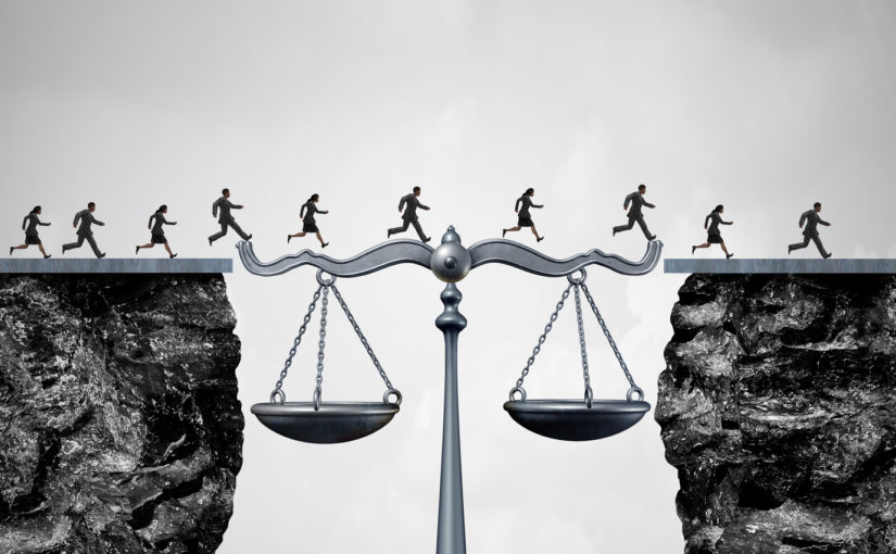 Adwokat to obrońca, jakiego zobowiązaniem jest doradztwo pomocy prawnej.