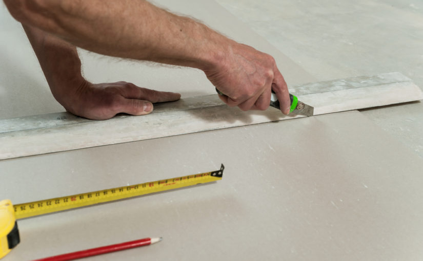 Składanie ścianek G-K i podwieszanych sufitów – jakie wyznaczniki powinno się wziąć pod uwagę przy planowaniu i realizacji?