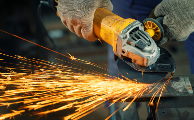 Przebieg fabrykacji śrub i wkrętów – jakie są jego poziomy i jakie maszyny są stosowane?