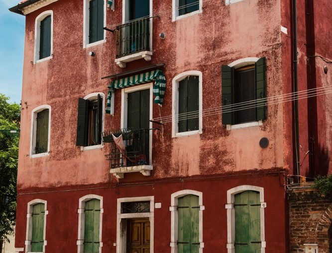 Innowacyjne fasady: jak nowoczesne technologie i zrównoważony rozwój zmieniają estetykę współczesnych domów